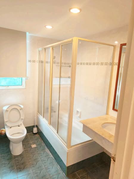Kondominium untuk Disewa di Gurney Beach Resort - Jinelle Ong - Bathroom - PropertyGuru.com.my