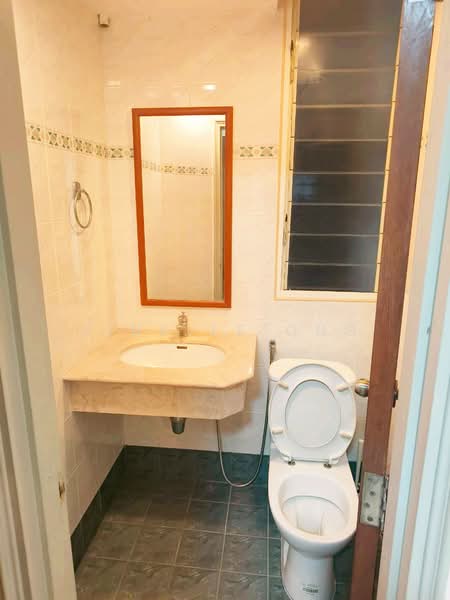 Kondominium untuk Disewa di Gurney Beach Resort - Jinelle Ong - Bathroom - PropertyGuru.com.my