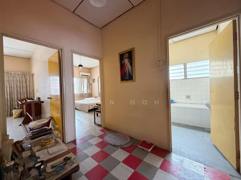 Rumah Berkembar untuk Dijual di Island Glades (Jelutong) - Qyan Goh - Corridor - PropertyGuru.com.my