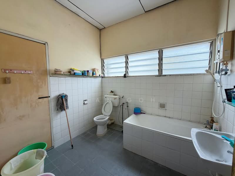 Rumah Berkembar untuk Dijual di Island Glades (Jelutong) - Qyan Goh - Bathroom - PropertyGuru.com.my