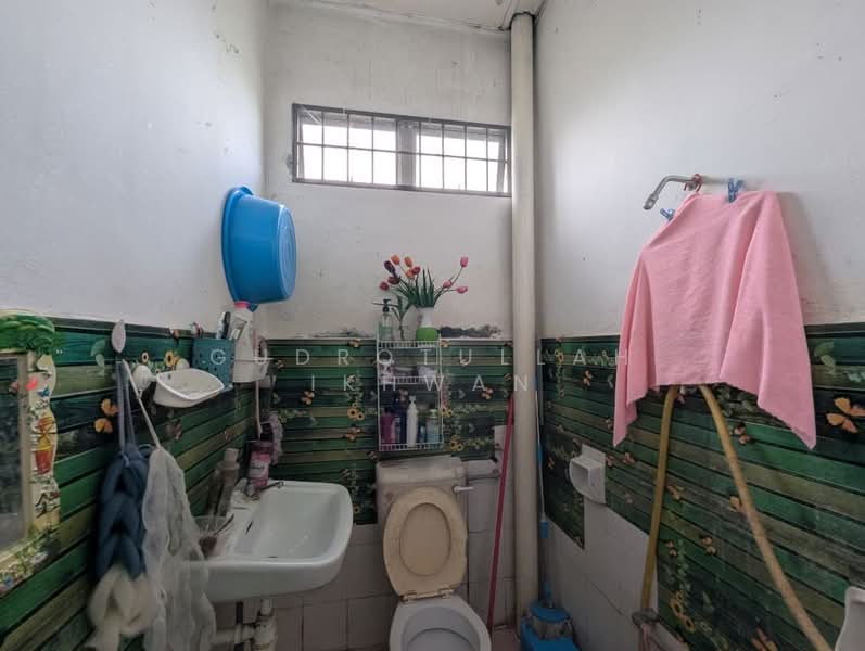 Semi-Detached House for Sale in Dengkil (Selangor) - Gudrotullah Ikhwan - Bathroom - PropertyGuru.com.my