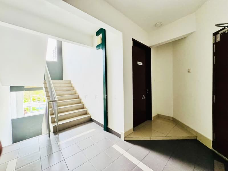 Pangsapuri untuk Disewa di Putra 1 - Eiffel Lai - Corridor - PropertyGuru.com.my