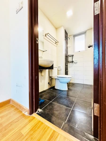 Pangsapuri untuk Disewa di Putra 1 - Eiffel Lai - Bathroom - PropertyGuru.com.my