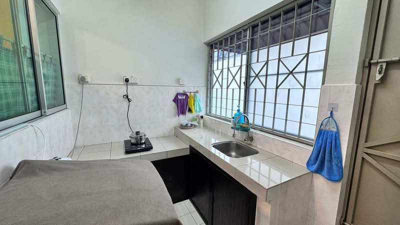 1.5-storey Terraced House for Sale in Taman Gaya (Ulu Tiram) - Ray Tung - Kitchen - PropertyGuru.com.my
