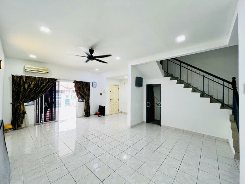 Rumah Teres 2 Tingkat untuk Dijual di Taman Bukit Subang (Shah Alam) - Ammeer Nadzrai - Living Room - PropertyGuru.com.my