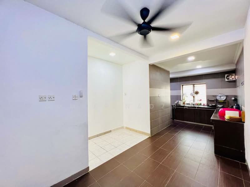 Rumah Teres 2 Tingkat untuk Dijual di Taman Bukit Subang (Shah Alam) - Ammeer Nadzrai - Kitchen - PropertyGuru.com.my