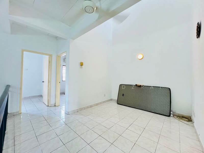 Rumah Teres 2 Tingkat untuk Dijual di Taman Bukit Subang (Shah Alam) - Ammeer Nadzrai - Interior - PropertyGuru.com.my