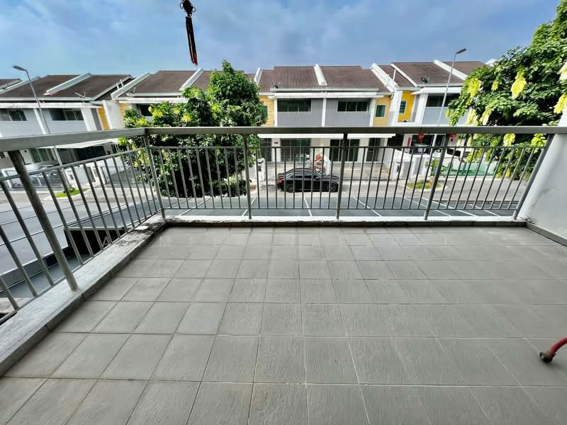 Rumah Teres 2.5 Tingkat untuk Dijual di Taman Nadayu 92 (Kajang) - Ammeer Nadzrai - Balcony - PropertyGuru.com.my