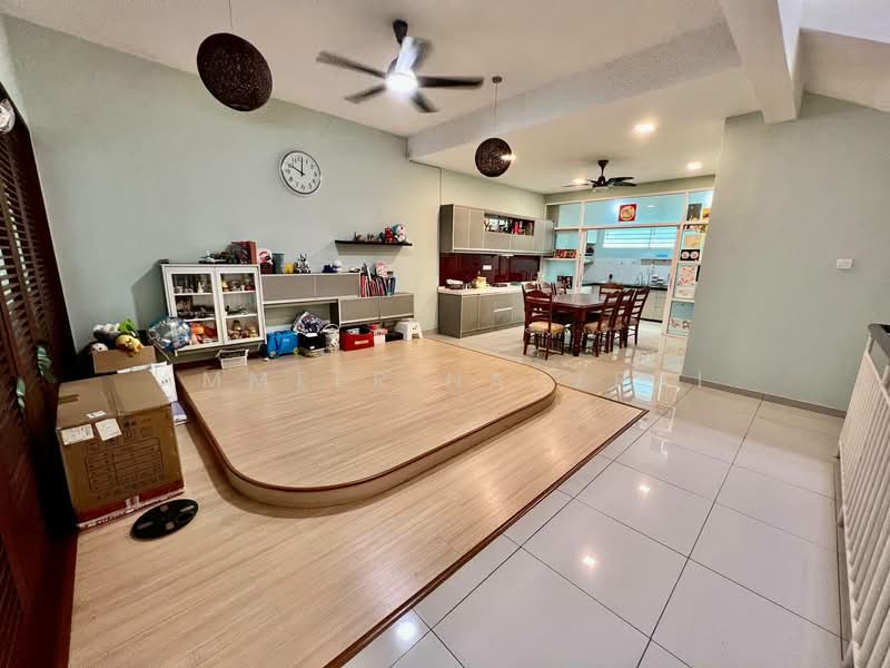 Rumah Teres 2.5 Tingkat untuk Dijual di Taman Nadayu 92 (Kajang) - Ammeer Nadzrai - Living Room - PropertyGuru.com.my