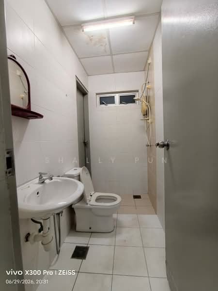 Kondominium untuk Disewa di The Wharf Residence - Shally Pun - Bathroom - PropertyGuru.com.my