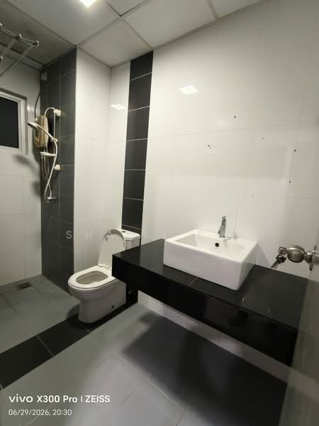 Kondominium untuk Disewa di The Wharf Residence - Shally Pun - Bathroom - PropertyGuru.com.my