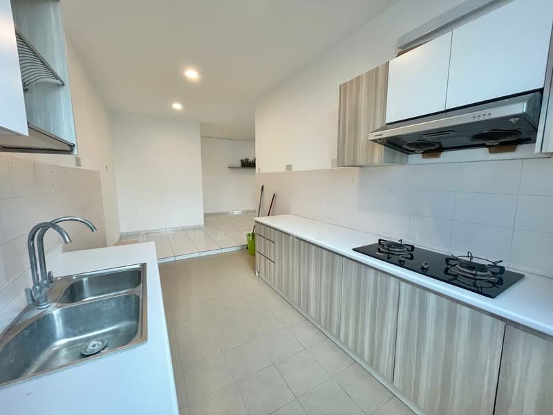 2.5-storey Terraced House for Sale in Taman Tasik Prima (Puchong) - Farhan Rafael - Kitchen - PropertyGuru.com.my
