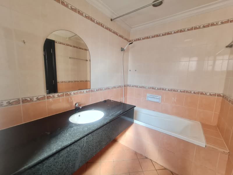 Kondominium untuk Disewa di Marina Court Resort Condominium - Kim Fuen Chin - Bathroom - PropertyGuru.com.my