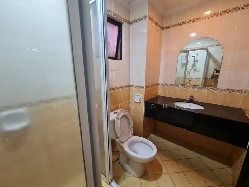 Kondominium untuk Disewa di Marina Court Resort Condominium - Kim Fuen Chin - Bathroom - PropertyGuru.com.my