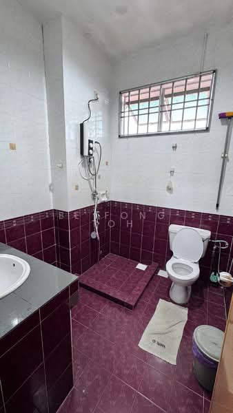1.5-storey Terraced House for Sale in Taman Gaya (Ulu Tiram) - Ee Fong Toh - Bathroom - PropertyGuru.com.my