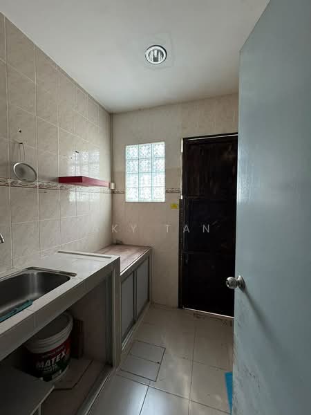Rumah Teres 2 Tingkat untuk Disewa di Taman Setia Indah (Tebrau) - Sky Tan - Kitchen - PropertyGuru.com.my