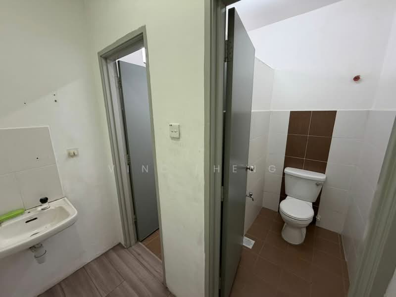Kilang untuk Disewa di Taman Teknologi Cheng (Cheng) - Vinc Pheng - Bathroom - PropertyGuru.com.my