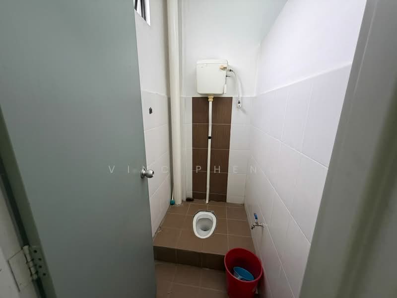 Kilang untuk Disewa di Taman Teknologi Cheng (Cheng) - Vinc Pheng - Bathroom - PropertyGuru.com.my