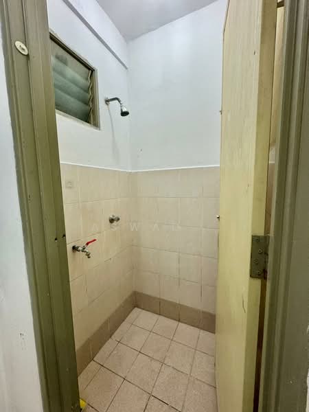 Apartment for Sale at Pinang Court 2 - Aswad . - Bathroom - PropertyGuru.com.my