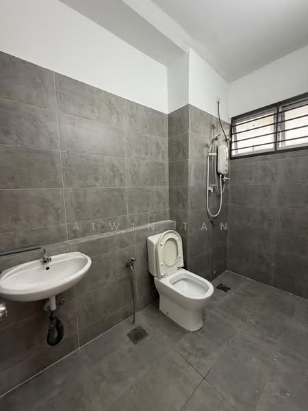 2-storey Terraced House for Rent in Dengkil (Selangor) - Alwin Tan - Master Bathroom - PropertyGuru.com.my