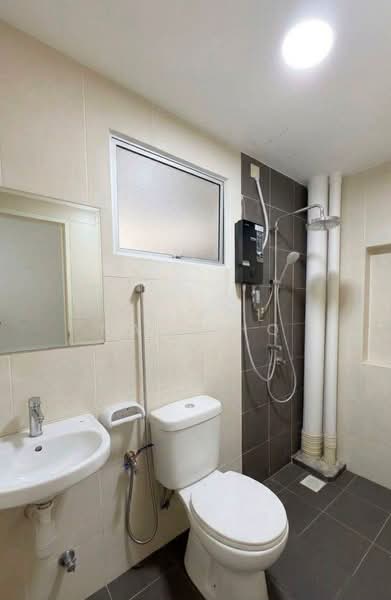 Pangsapuri untuk Dijual di De Bayu Apartment - Amirul Nasyriq - Bathroom - PropertyGuru.com.my