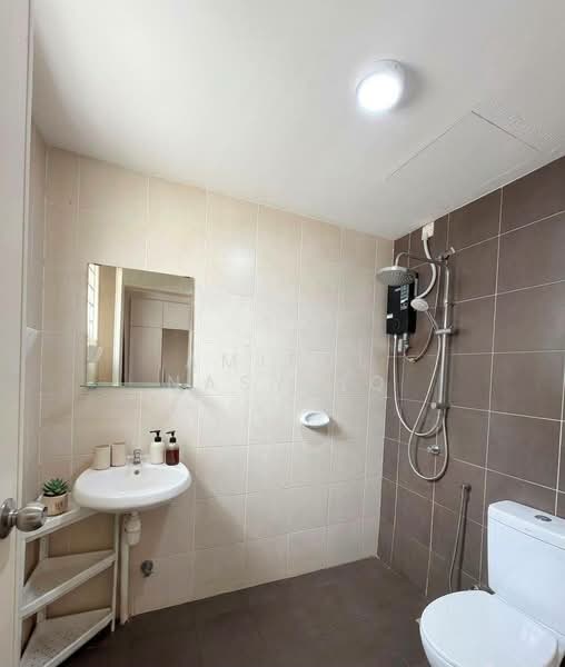 Pangsapuri untuk Dijual di De Bayu Apartment - Amirul Nasyriq - Bathroom - PropertyGuru.com.my