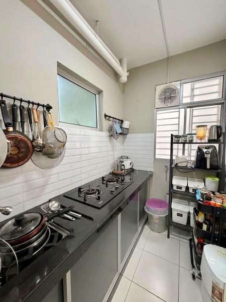 Pangsapuri untuk Dijual di De Bayu Apartment - Amirul Nasyriq - Kitchen - PropertyGuru.com.my