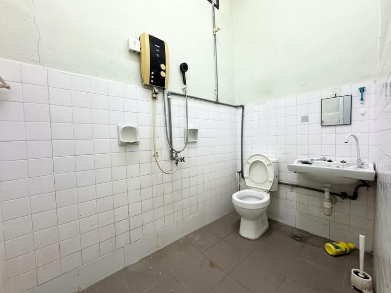2-storey Terraced House for Sale in Taman Pelangi (Johor Bahru) - Sharon Ng - Bathroom - PropertyGuru.com.my