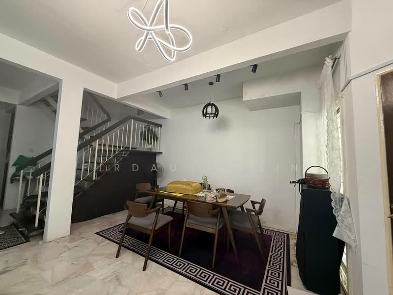 Rumah Teres untuk Dijual di Bandar Putra Permai (Seri Kembangan) - Firdaus Husin - Dining Room - PropertyGuru.com.my