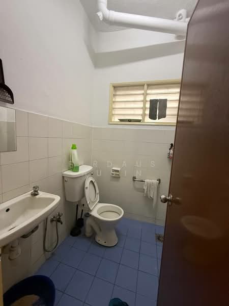 Rumah Teres untuk Dijual di Bandar Putra Permai (Seri Kembangan) - Firdaus Husin - Bathroom - PropertyGuru.com.my