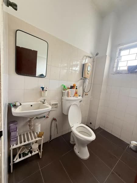 Rumah Teres untuk Dijual di Bandar Putra Permai (Seri Kembangan) - Firdaus Husin - Bathroom - PropertyGuru.com.my