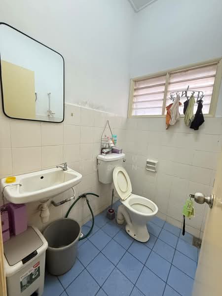 Rumah Teres untuk Dijual di Bandar Putra Permai (Seri Kembangan) - Firdaus Husin - Bathroom - PropertyGuru.com.my