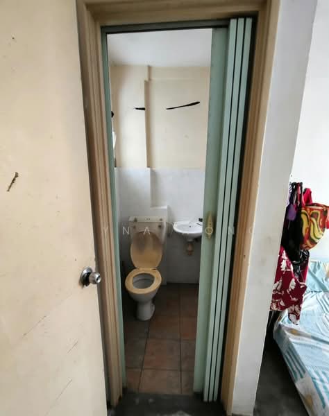 Flat for Sale at Taman Tan Sri Yaacob - Reyna Wong - Bathroom - PropertyGuru.com.my