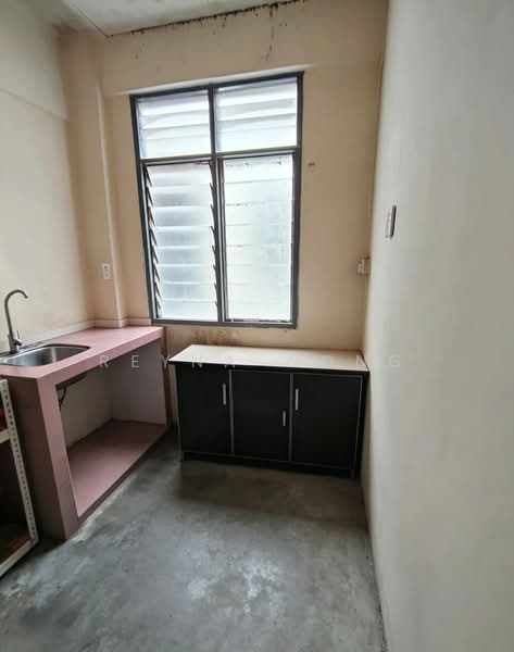 Flat for Sale at Taman Tan Sri Yaacob - Reyna Wong - Kitchen - PropertyGuru.com.my