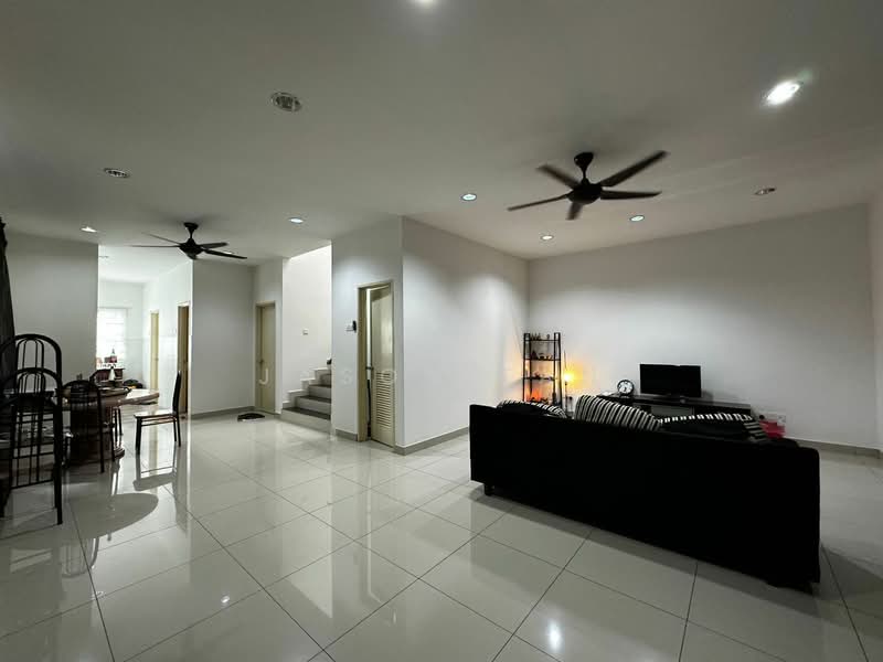 Rumah Teres 2 Tingkat untuk Dijual di Taman Seri Austin (Tebrau) - Jason Tan - Living Room - PropertyGuru.com.my