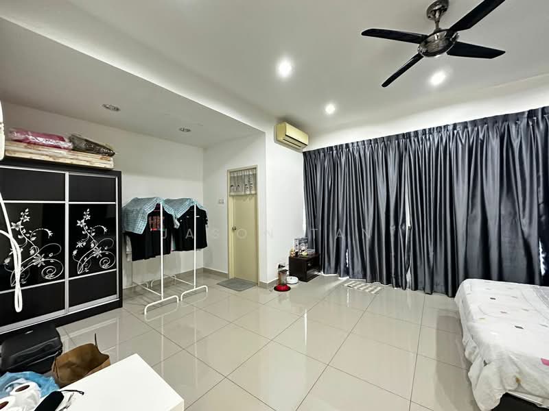 Rumah Teres 2 Tingkat untuk Dijual di Taman Seri Austin (Tebrau) - Jason Tan - Living Room - PropertyGuru.com.my