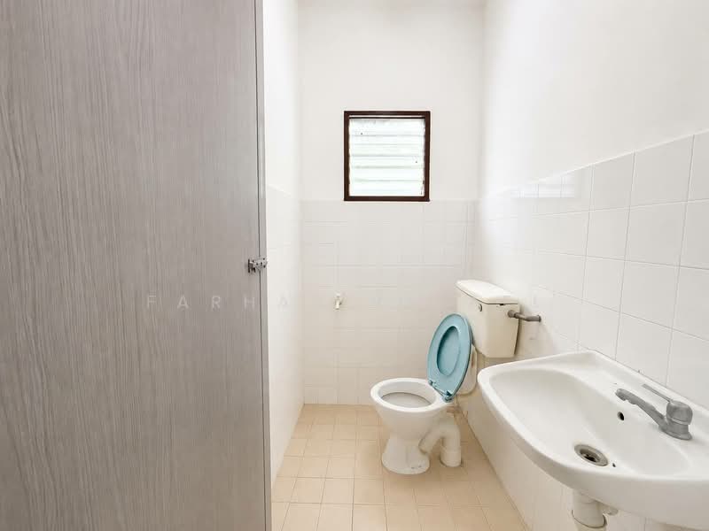 Rumah Teres 2 Tingkat untuk Dijual di Taman Banting Baru (Banting) - Farhan Rafael - Bathroom - PropertyGuru.com.my