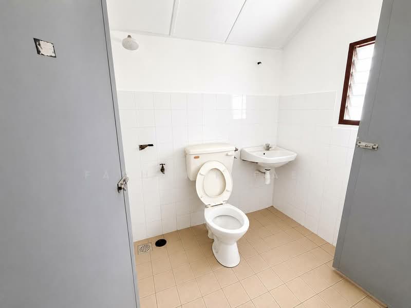 Rumah Teres 2 Tingkat untuk Dijual di Taman Banting Baru (Banting) - Farhan Rafael - Bathroom - PropertyGuru.com.my