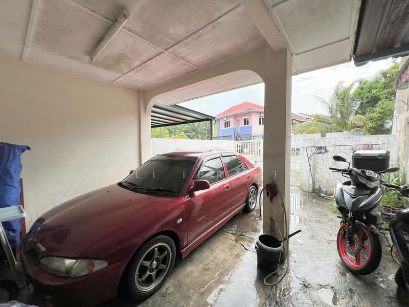 2-storey Terraced House for Sale in Taman Semenyih Mewah (Semenyih) - Azli Ibrahim - Car Park - PropertyGuru.com.my