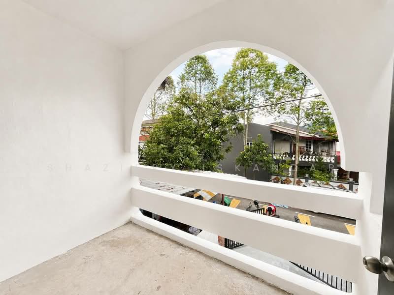 Rumah Teres 2 Tingkat untuk Dijual di Batu Caves (Selangor) - Shaziery Iskandar - Balcony - PropertyGuru.com.my