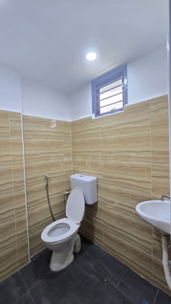 Rumah Teres 2 Tingkat untuk Dijual di Taman Rinting (Masai) - Daniel Yong - Bathroom - PropertyGuru.com.my
