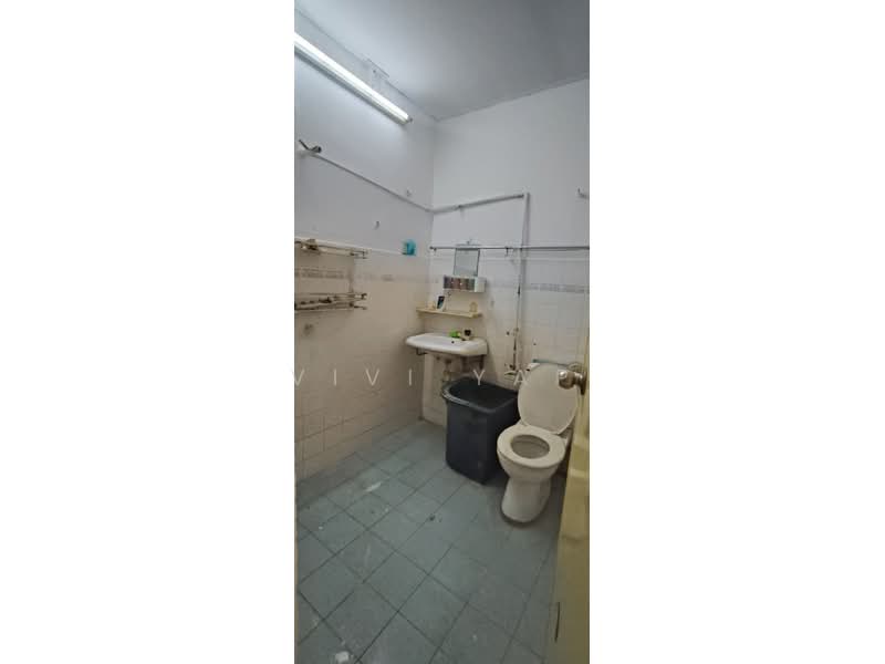 Rumah Teres 2 Tingkat untuk Disewa di Taman Muhibbah (Seri Kembangan) - Vivi Yap - Bathroom - PropertyGuru.com.my