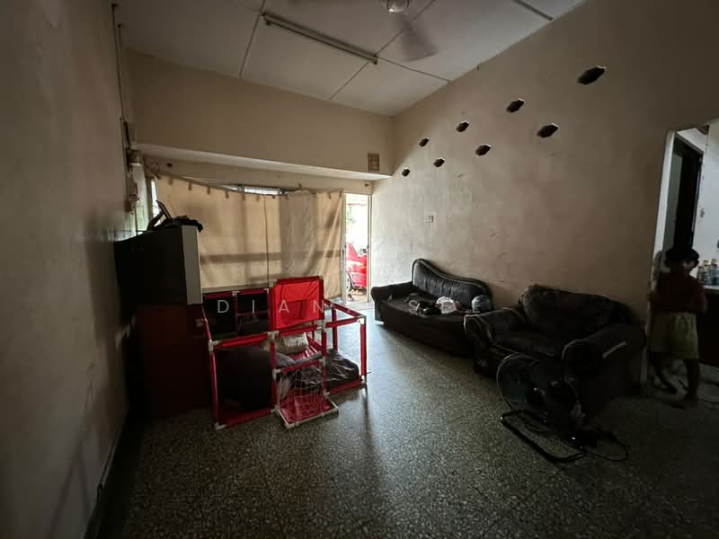 Rumah Teres 1 Tingkat untuk Dijual di Taman Radzi (Klang) - Diana See - Living Room - PropertyGuru.com.my