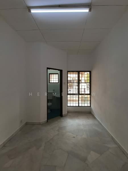 1-storey Terraced House for Sale in Taman Kajang Prima (Kajang) - Herme Hew - Master bedroom - PropertyGuru.com.my
