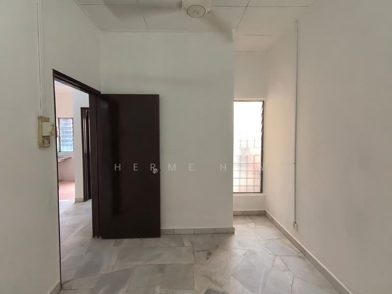 1-storey Terraced House for Sale in Taman Kajang Prima (Kajang) - Herme Hew - Middle room - PropertyGuru.com.my
