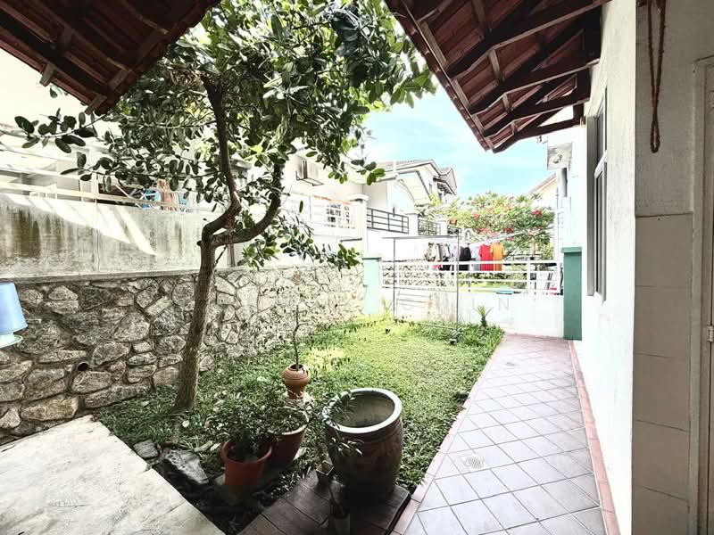 Rumah Berkembar untuk Dijual di Saujana Villa (Kajang) - Dennix Chin - Garden - PropertyGuru.com.my