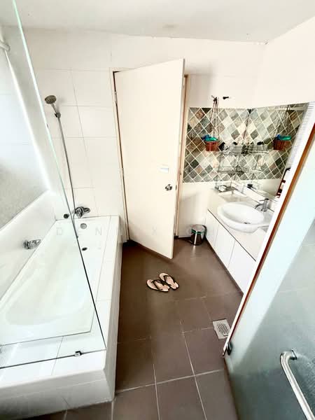 Rumah Berkembar untuk Dijual di Saujana Villa (Kajang) - Dennix Chin - Bathroom - PropertyGuru.com.my