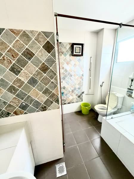 Rumah Berkembar untuk Dijual di Saujana Villa (Kajang) - Dennix Chin - Bathroom - PropertyGuru.com.my