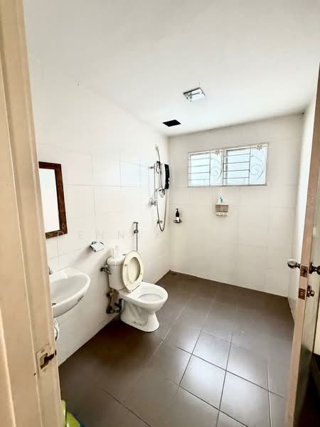 Rumah Berkembar untuk Dijual di Saujana Villa (Kajang) - Dennix Chin - Bathroom - PropertyGuru.com.my