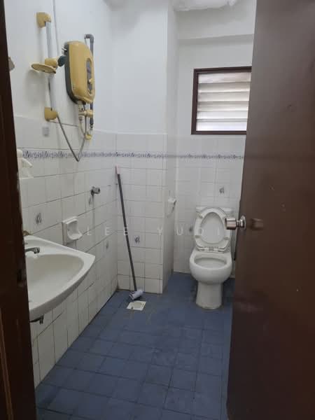 Kondominium untuk Disewa di Bukit Pandan Kondominium 1 - Lee Yuqi - Bathroom - PropertyGuru.com.my